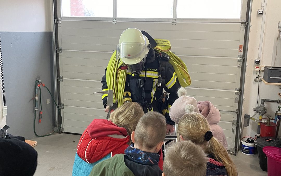Grundschüler besuchen die Feuerwehr